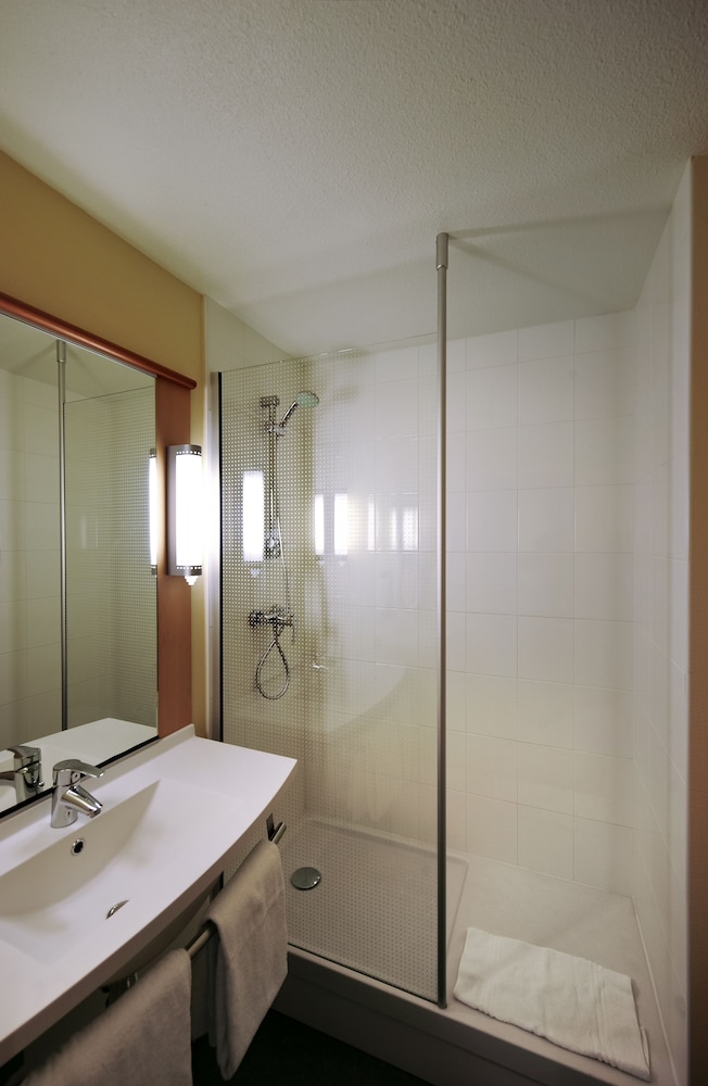 Standard Room, 2 Twin Beds - Photo 11