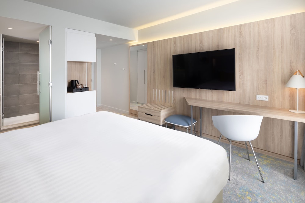 Superior Room, 1 King Bed (View) thumbnail 6