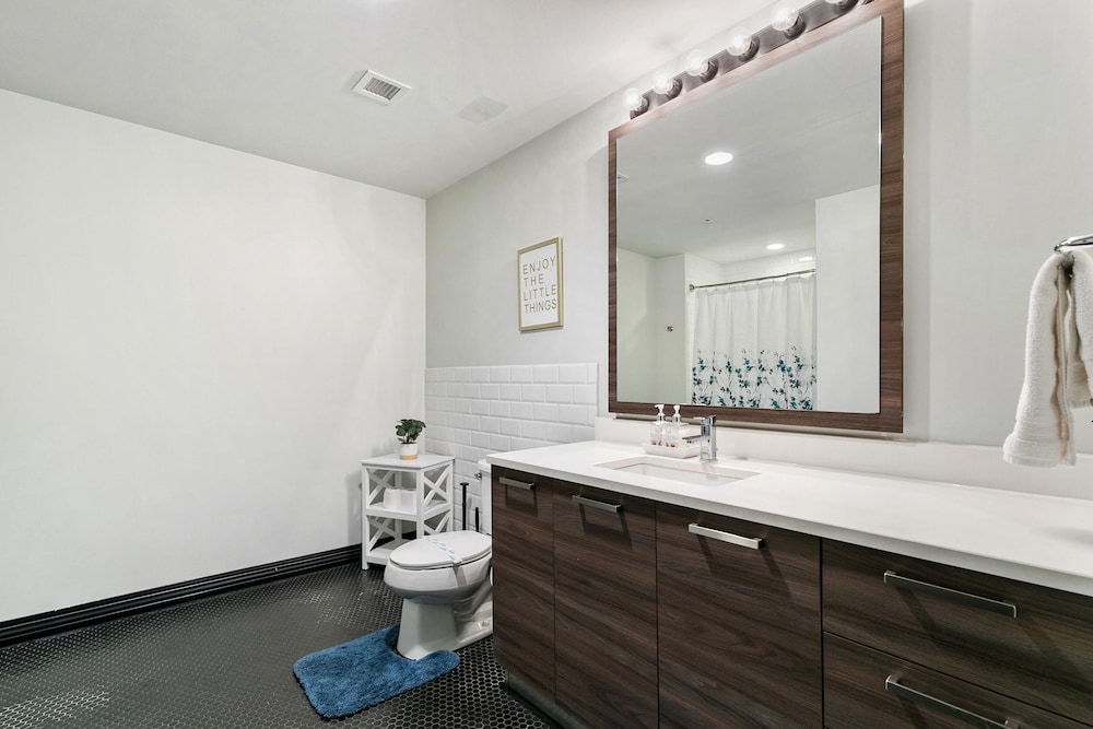 Signature Loft, 3 Bedrooms, 2 Bathrooms, City View - Photo 28