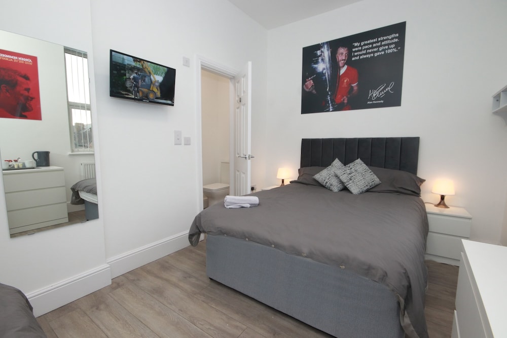 Triple Room, Multiple Beds, Ensuite photo 2