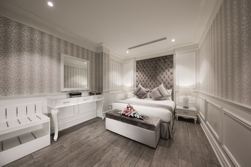 Junior Suite, 1 King Bed, Balcony photo 1