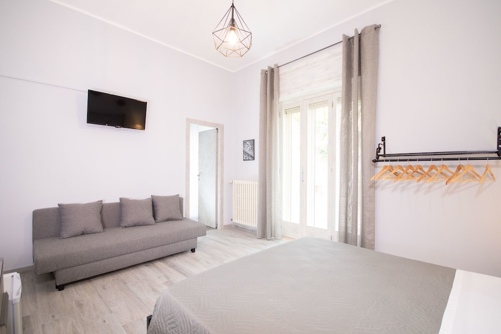 Deluxe Room, 1 Queen Bed with Sofa bed, Balcony photo 2
