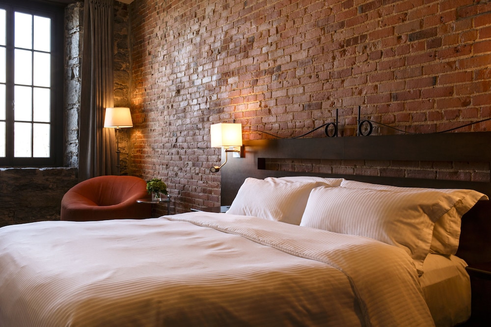 Deluxe Room, 1 King Bed (River Front) photo 1
