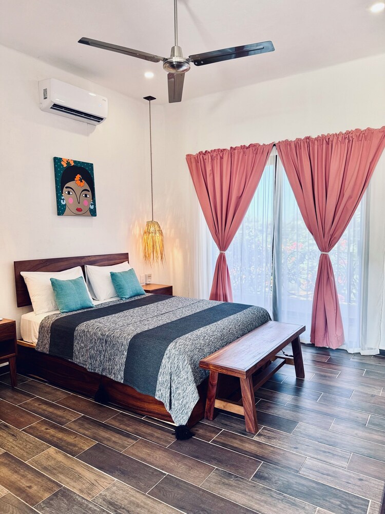 Single Room, 1 Queen Bed photo 3