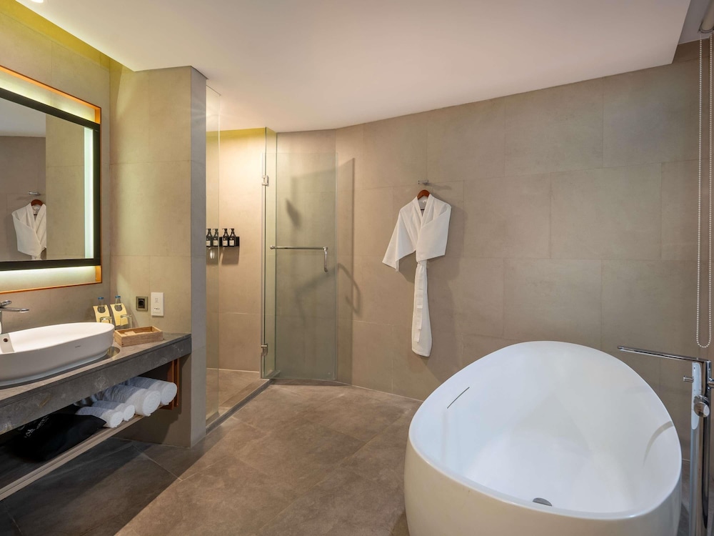 Deluxe Room, 1 King Bed, Garden View (Premium) - Photo 5