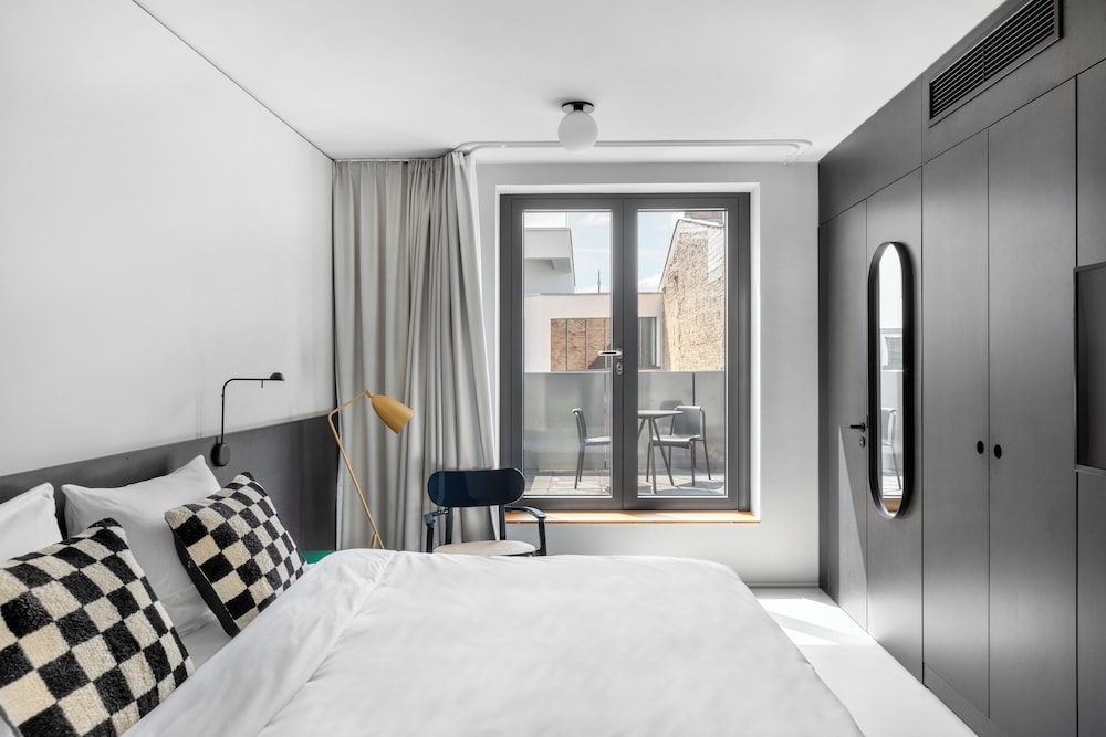 Medium Room with Balcony photo 1