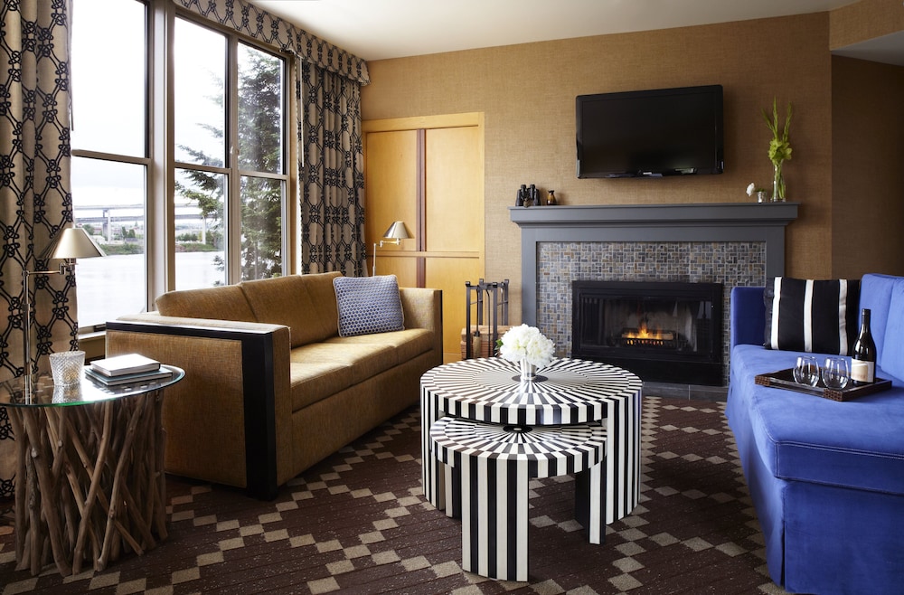 Studio Suite, 1 King Bed, Fireplace (Portland Skyline View)