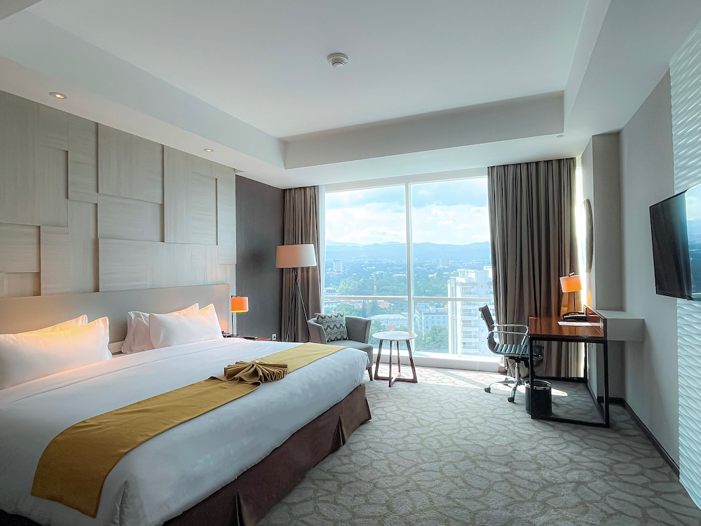 Premium Room, 1 King Bed, Accessible, Club Lounge Access (Super King)