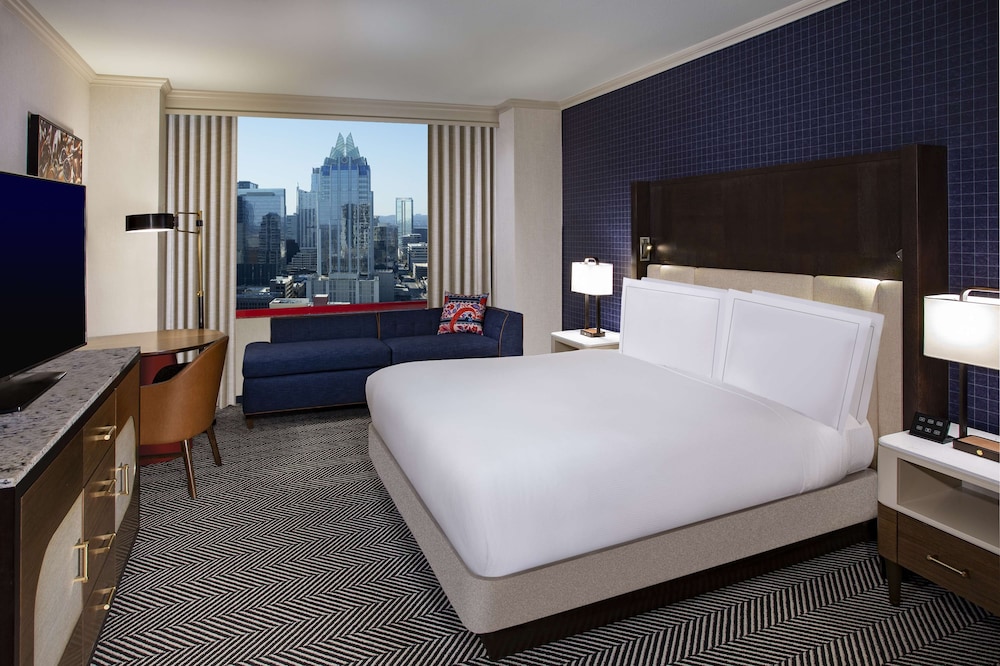 Premium Room, 1 King Bed (High Floor) - Photo 3