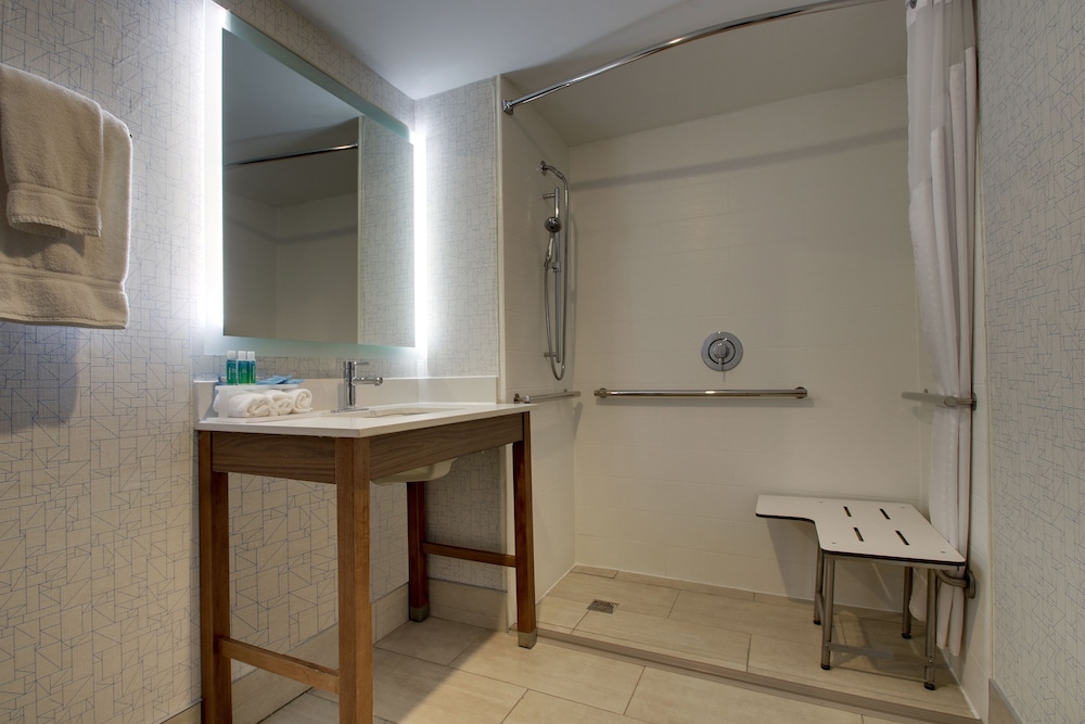 Room, 1 Queen Bed, Accessible (Communications/Mobility Accessible) - Photo 2