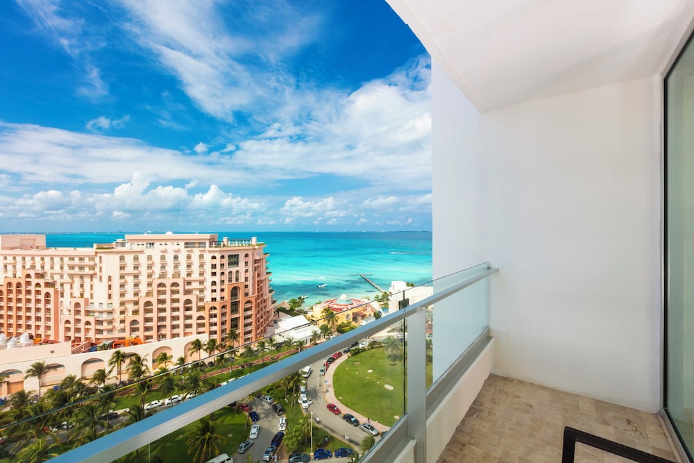 Standard Room, 1 King Bed, Partial Ocean View - Photo 5