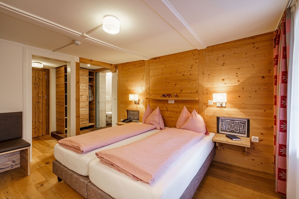 Superior Double Room (Stammhaus /Chalet Enzian) photo 2