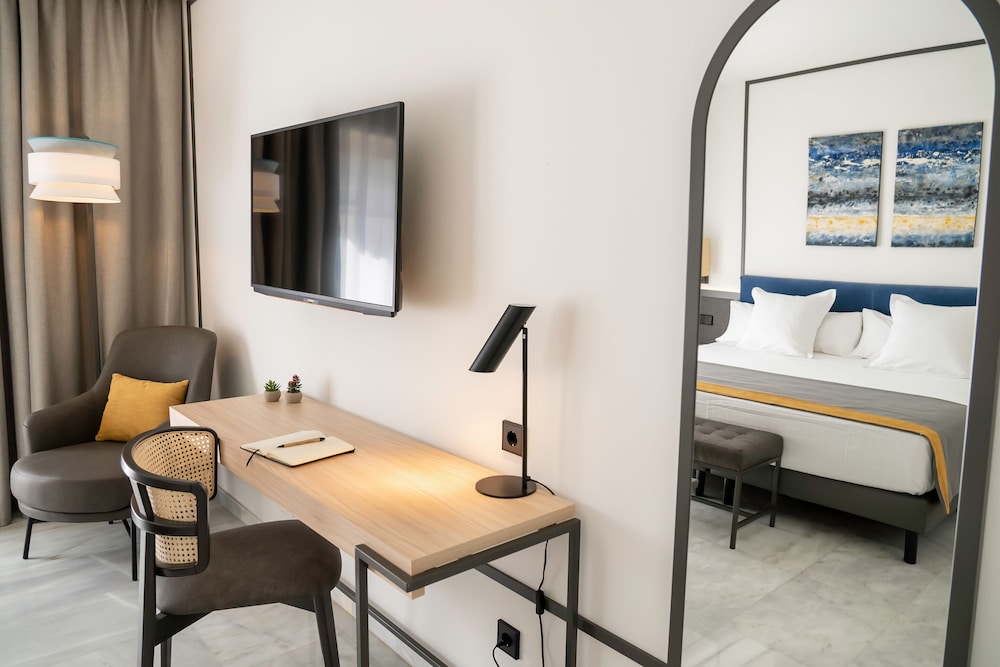 Superior Room, Partial Sea View - Photo 5