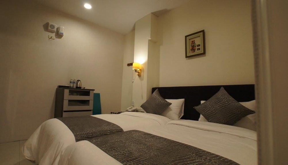 Business Double Room, 2 Twin Beds, No Windows photo 3