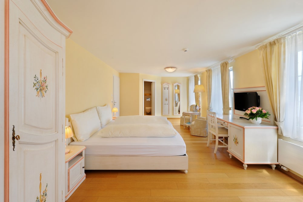 Junior Suite, 1 Bedroom, Balcony, Lake View photo 2