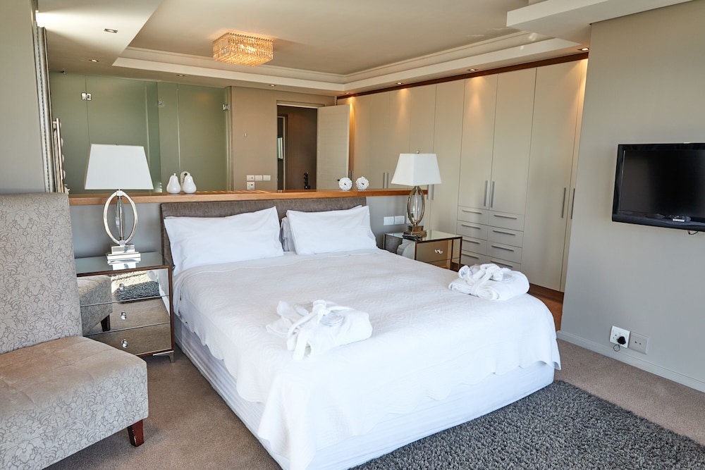 Three-Bedroom Exclusive Penthouse - Photo 18