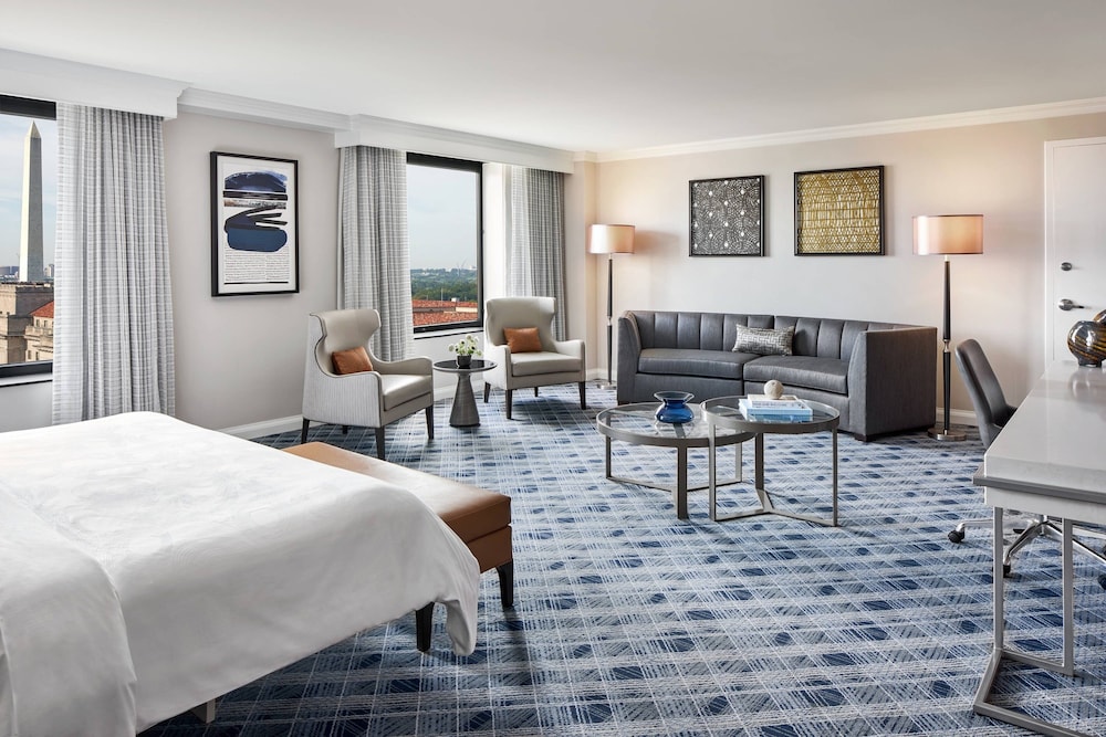 Suite, 1 King Bed - Photo 1