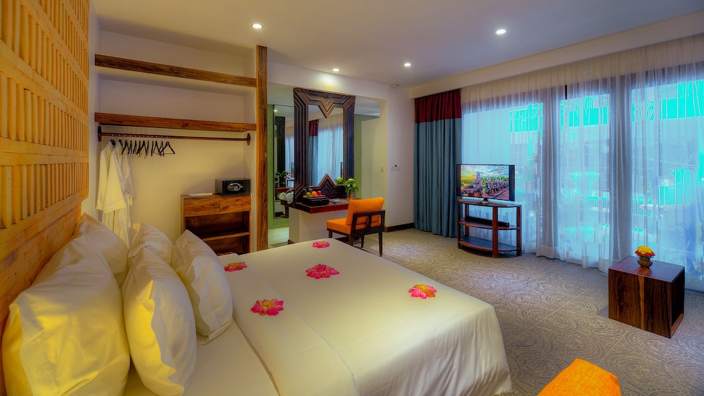 Luxury Suite, 1 King Bed, Pool Access photo 3