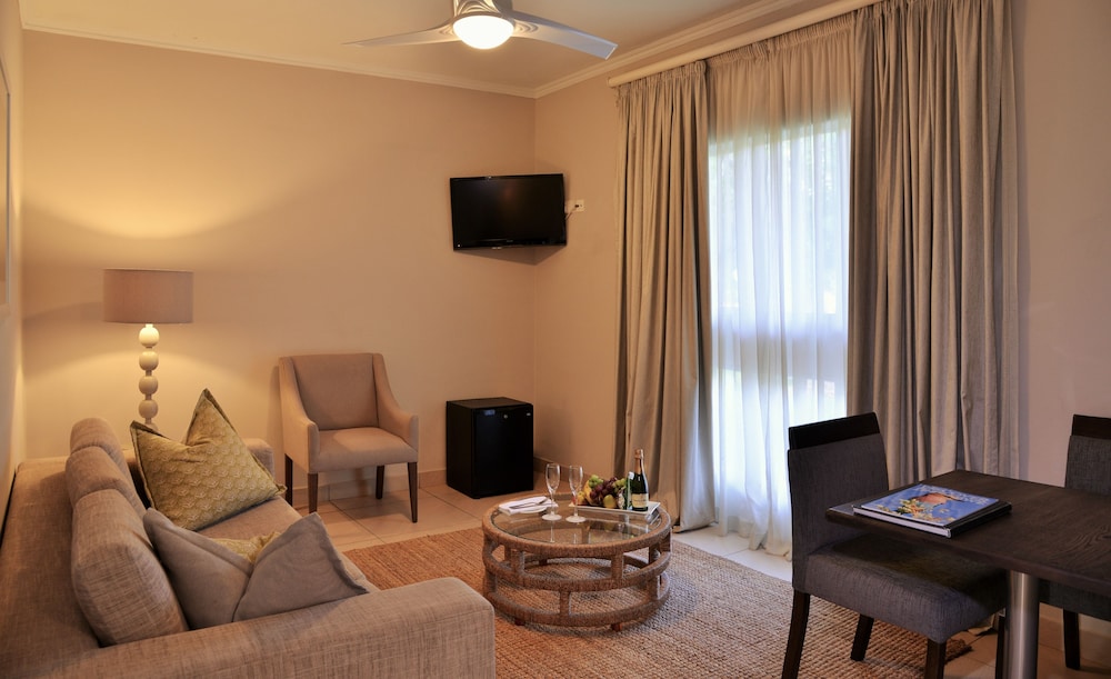 Suite, 1 King Bed, Garden View