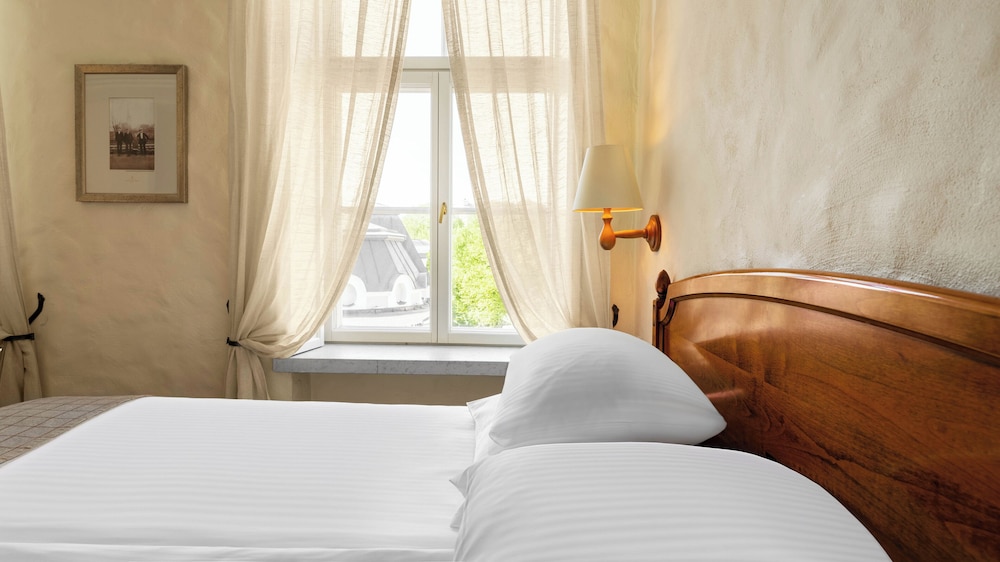 Classic Double or Twin Room - Photo 9