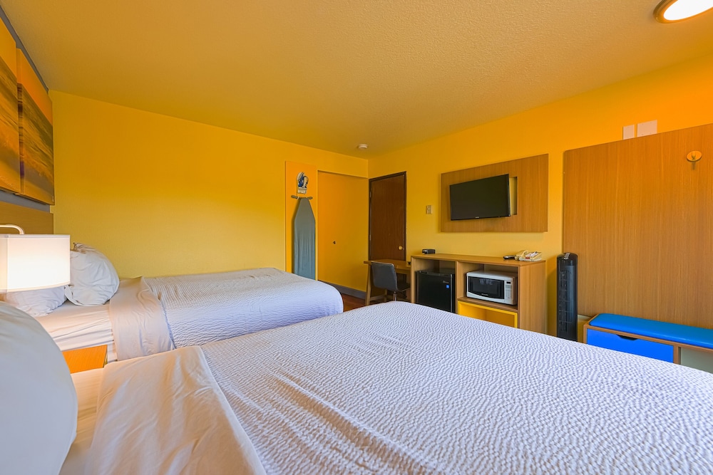 Double Room, 2 Queen Beds, Balcony photo 2