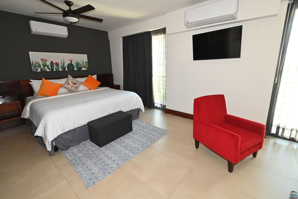 Deluxe Suite (King)