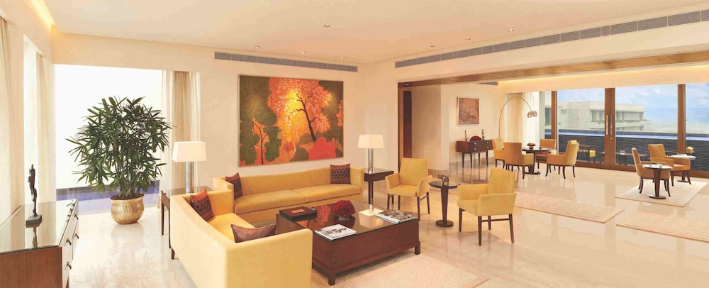 Luxury Suite - Photo 9