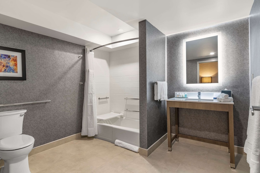 Room, 2 Queen Beds, Accessible Bathtub, Non Smoking - Photo 2