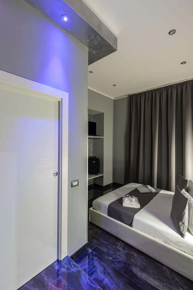 Economy Room thumbnail 6