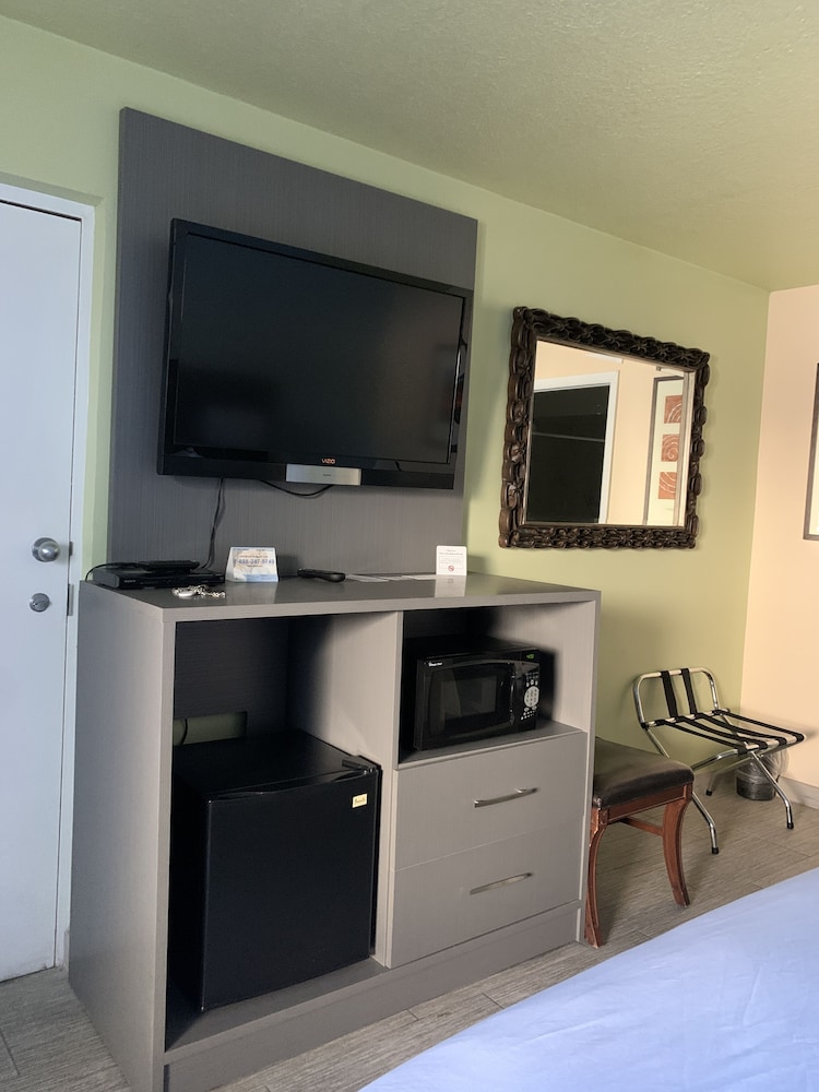 Deluxe Room, 1 King Bed, Accessible, Non Smoking - Photo 2