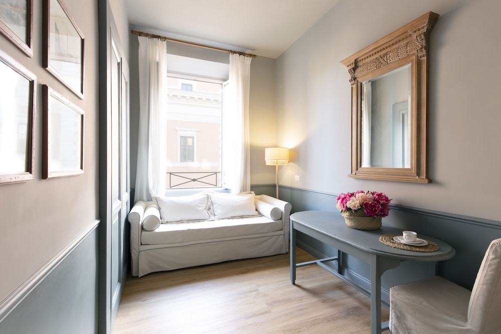 Deluxe Triple Room, Kitchenette photo 2