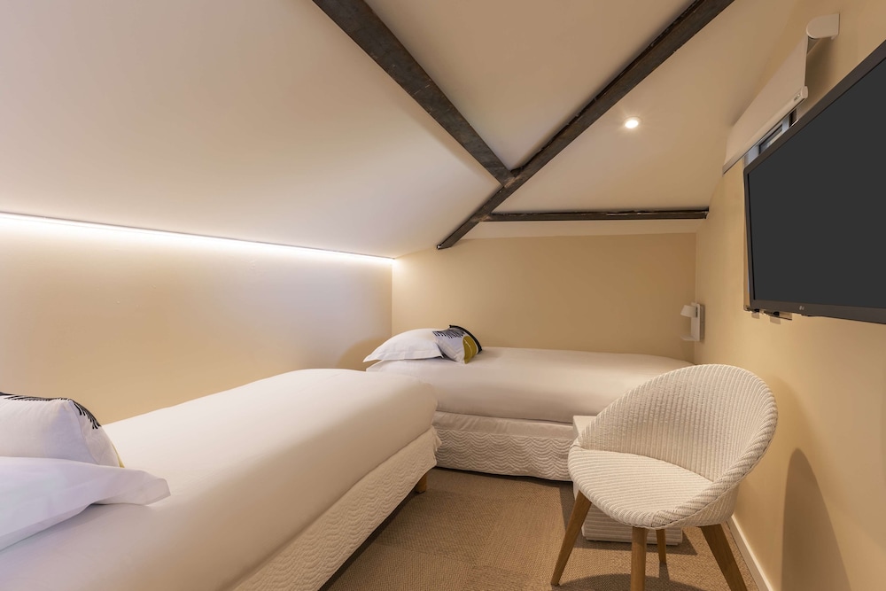 Suite, Multiple Beds, Bathtub, Sea View - Photo 7