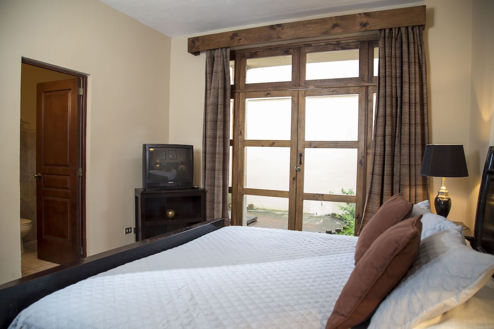 Standard Room, 1 Queen Bed photo 1