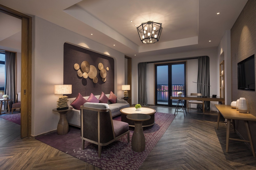 Suite, 1 King Bed, Accessible Bathtub, Club Lounge Access