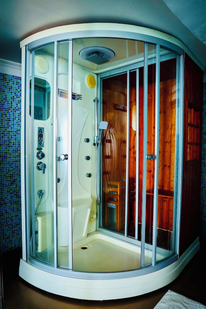 Honeymoon Room - Photo 9