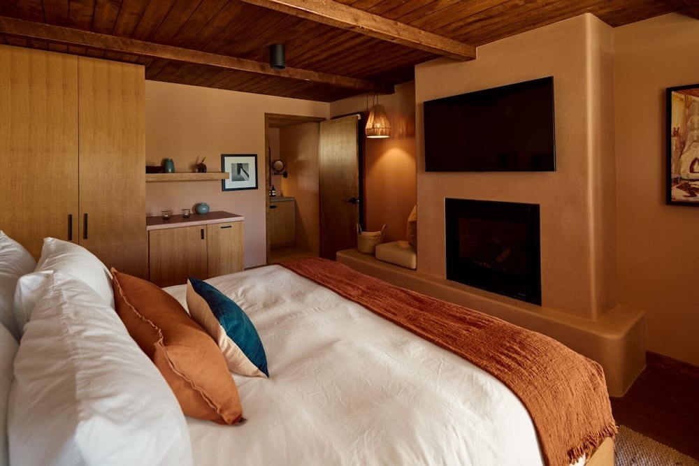 Deluxe Room, 1 King Bed photo 1