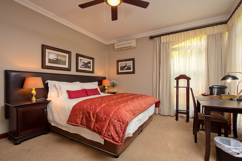 Deluxe King Room with shower and bath photo 1