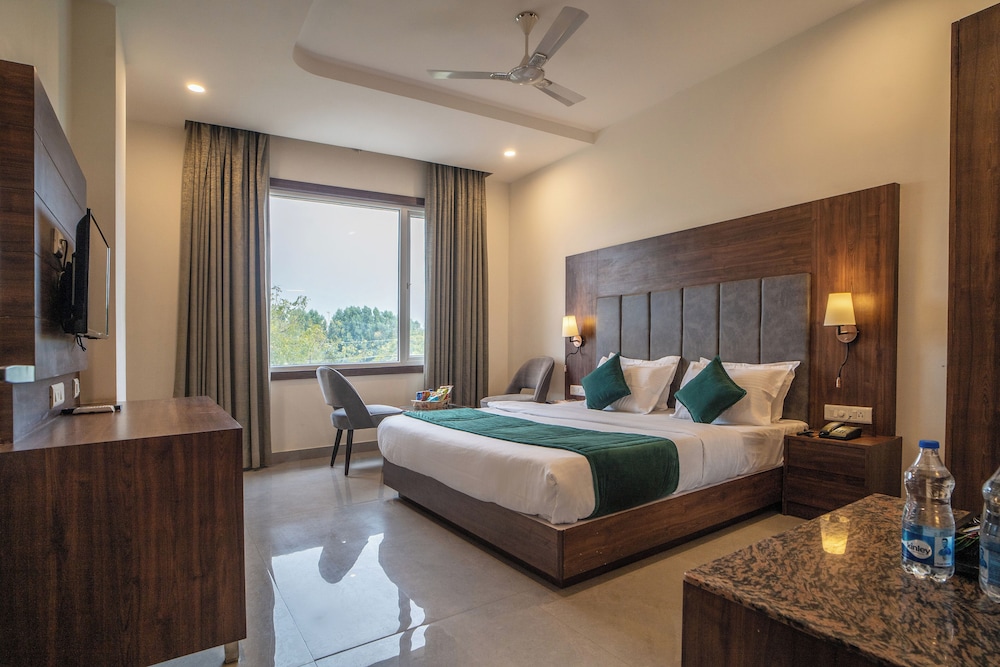 Superior Double Room, City View