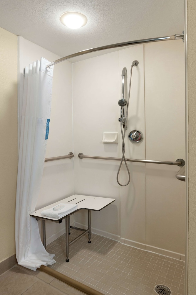 Room, 2 Queen Beds, Accessible, Non Smoking - Photo 6