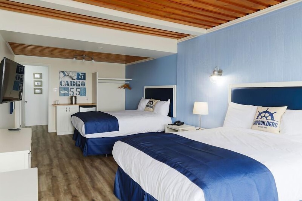 Renovated Suite, 2 Queen Beds, Balcony, Ocean View photo 3