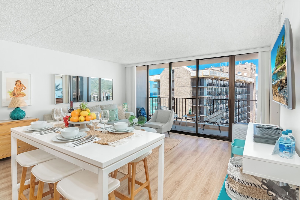 Premium Remodeled Condo with Ocean View and Parking: Premium Apartment, 1 Queen Bed with Sofa bed, Ocean View (0161) photo