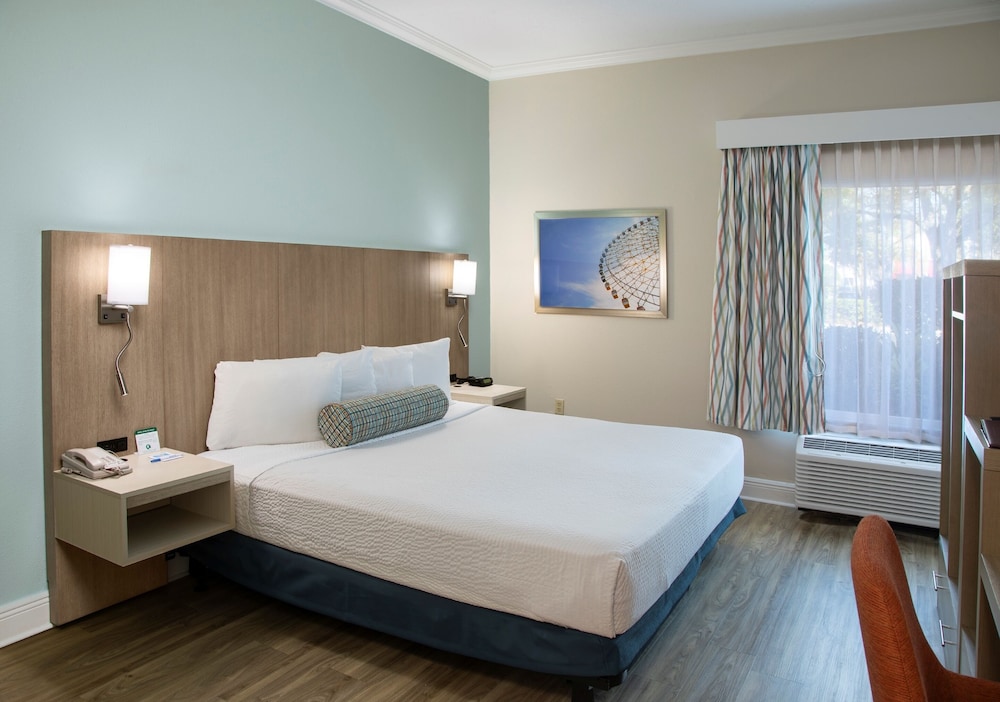Standard Room, 1 King Bed, Accessible - Photo 3