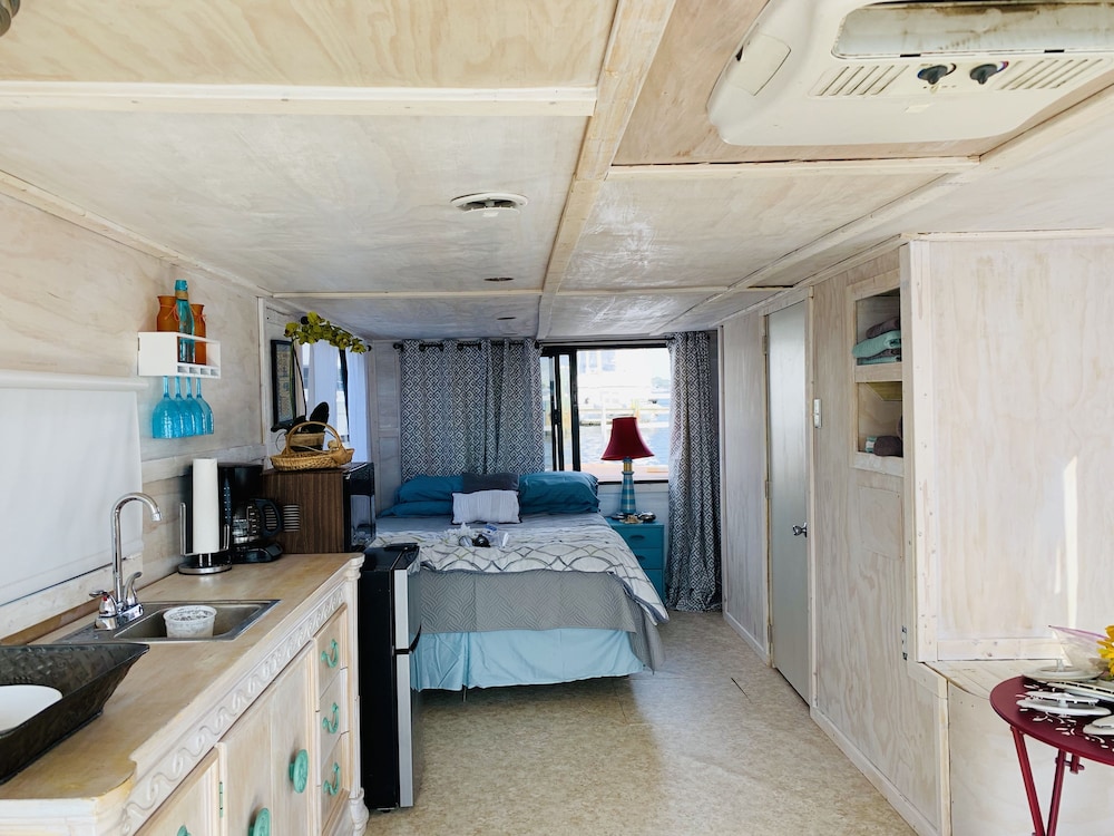 Houseboat (Livin' on the Edge) , 1 Bedroom with Sleeper Sofa, Kitchen (Stays Docked) photo 3