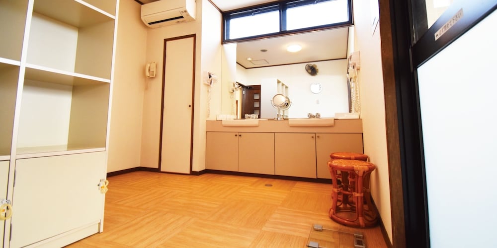 Basic Twin Room - Photo 3