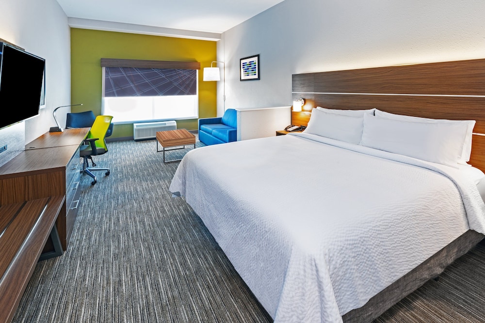 Suite, 1 King Bed, Accessible (Mobility, Accessible Tub) - Photo 3