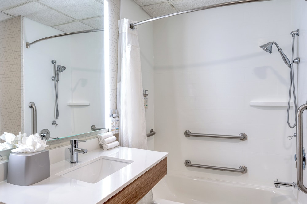Room, 2 Queen Beds, Mobility Accessible (Communications, Accessible Tub) - Photo 2