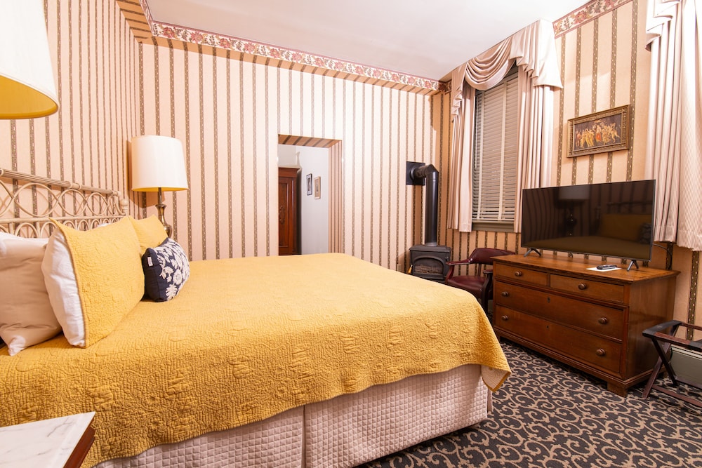 Premier Lafayette Suite #11, King Bed with Daybed, First Floor photo 1