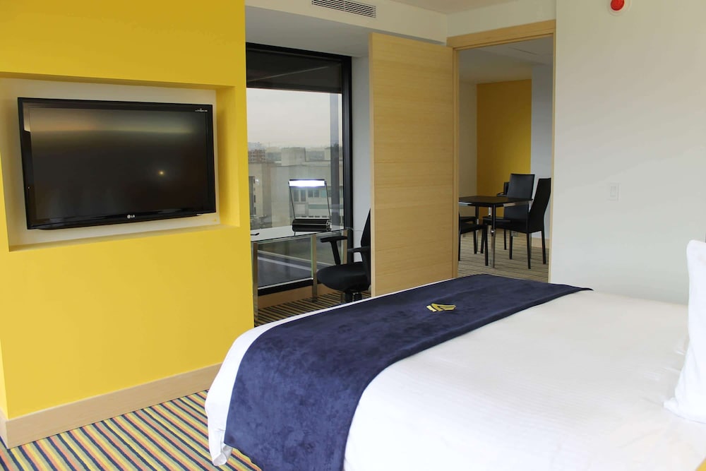 Suite, 1 King Bed photo 1