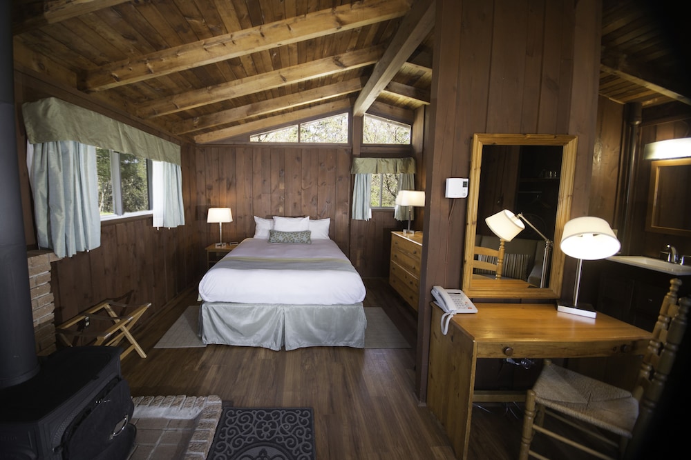 Chalet, 1 Queen Bed with Sofa bed photo 1