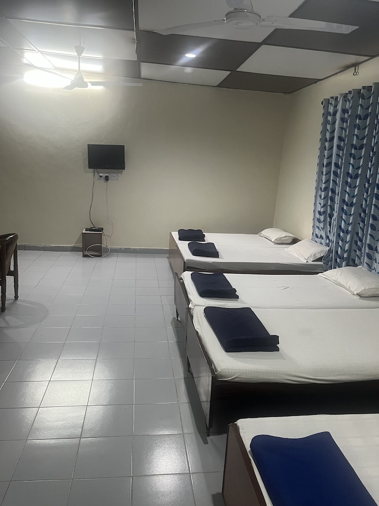 6 Bedded Shared Dormitory photo 3